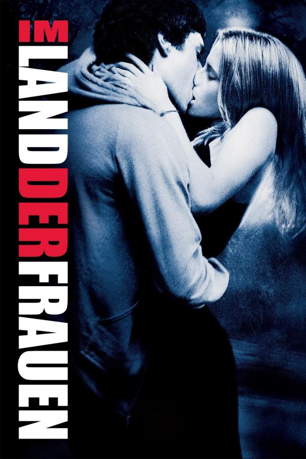 Ein Paar küsst sich; Filmposter für „Im Land der Frauen“.