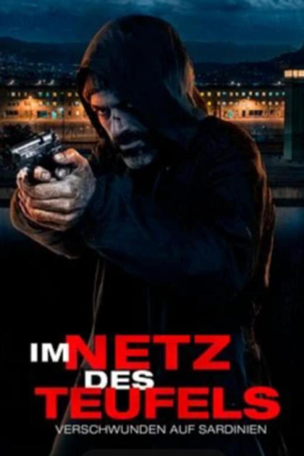 Ein Mann mit Kapuze zielt mit einer Pistole vor einer nächtlichen Stadtkulisse.