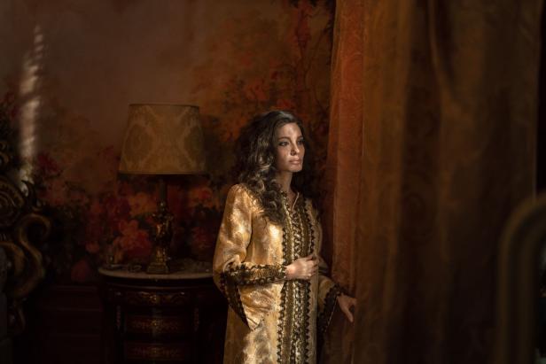 Angelina Jolie in einem goldenen Gewand, möglicherweise in einer Szene aus dem Film „Maria“.