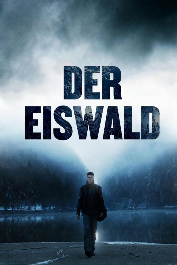Ein Mann geht vor dem Hintergrund des Filmposters „Der Eiswald“.