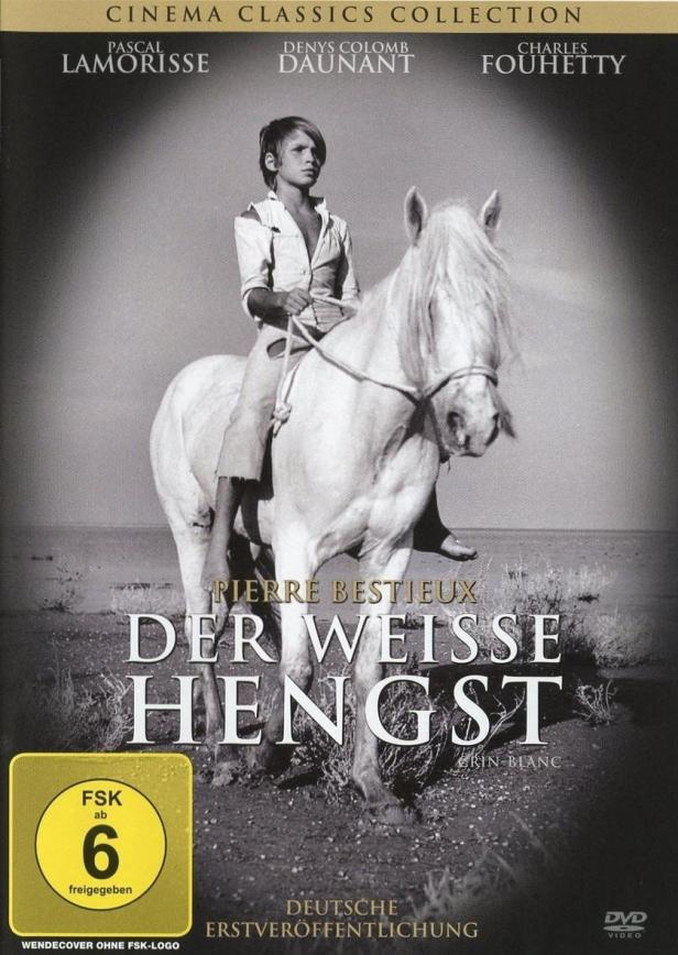 Ein Junge reitet auf einem weißen Pferd in dem Film „Der weiße Hengst“.