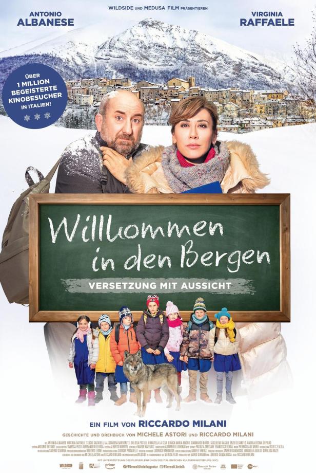 Das Filmplakat für „Willkommen in den Bergen“ zeigt Antonio Albanese, Virginia Raffaele und eine Gruppe Kinder mit einem Wolf.