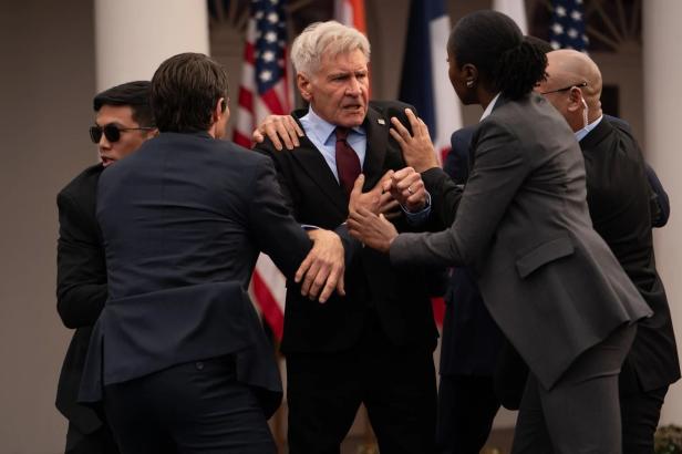 Harrison Ford wird von Sicherheitsleuten umringt.