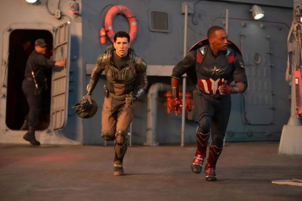 Anthony Mackie als Captain America rennt mit einem anderen Soldaten in „Captain America: Brave New World“.