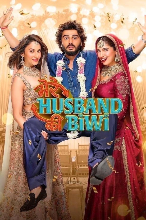 Das Filmplakat für „Mere Husband Ki Biwi“ zeigt einen Mann, der von zwei Frauen in traditioneller Kleidung hochgehoben wird.