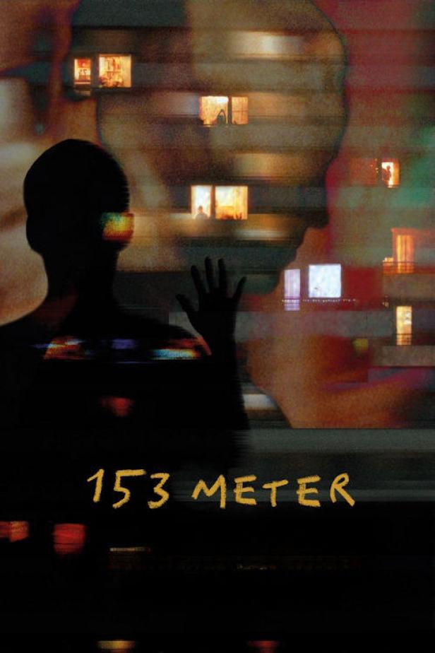 Das Filmplakat für „153 Meter“ zeigt eine Person, die aus dem Fenster auf erleuchtete Wohnungen blickt.