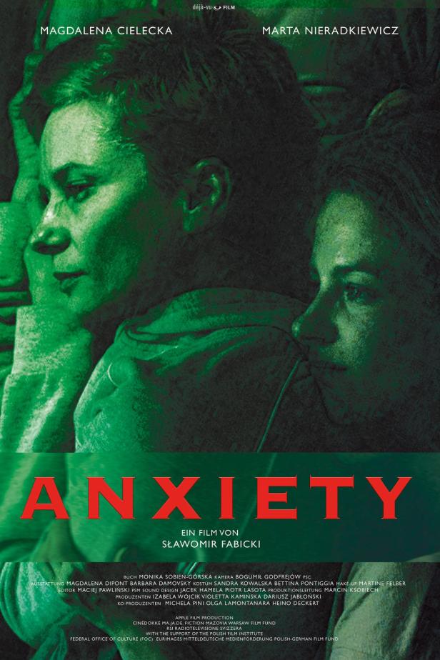 Das Filmplakat für „Anxiety“ zeigt Magdalena Cielecka und Marta Nieradkiewicz in grünlicher Beleuchtung.