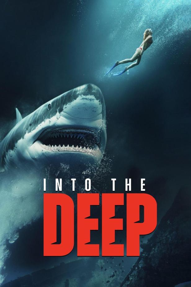 Ein großer Hai schwimmt auf eine Frau zu, die im Film „Into the Deep“ taucht.