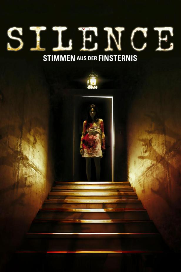 Das Filmplakat für „Silence – Stimmen aus der Finsternis“ zeigt eine blutverschmierte Frau am Ende einer Treppe.