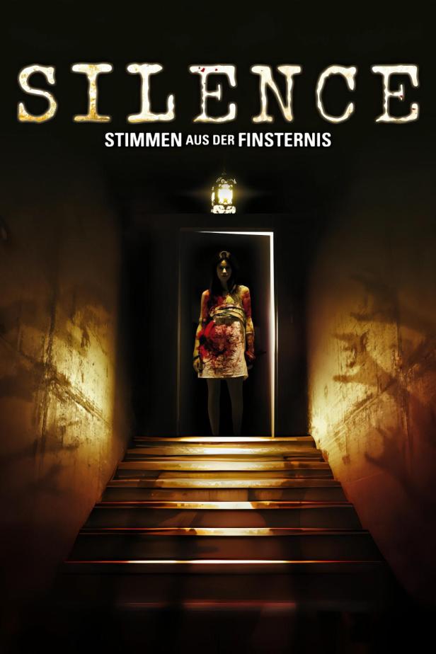 Das Filmplakat für „Silence – Stimmen aus der Finsternis“ zeigt eine blutverschmierte Frau am Ende einer Treppe.
