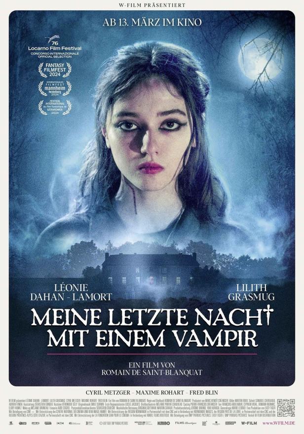 Das Filmplakat zu „Meine letzte Nacht mit einem Vampir“ zeigt eine junge Frau vor einem Herrenhaus im Mondschein.