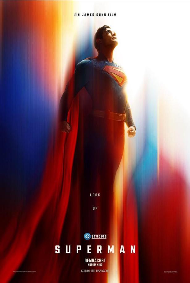 Das Filmplakat für „Superman“, ein Film von James Gunn, zeigt Superman, der in den Himmel blickt.
