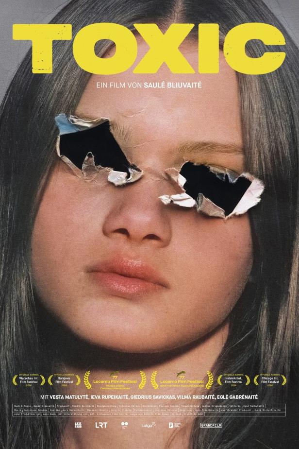 Das Filmplakat für „Toxic“ zeigt das Gesicht eines Mädchens, dessen Augen durch zerrissenes Papier verdeckt sind.