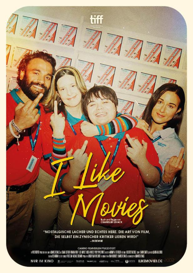 Das Filmplakat zu „I Like Movies“ zeigt vier Angestellte, die den Mittelfinger zeigen.