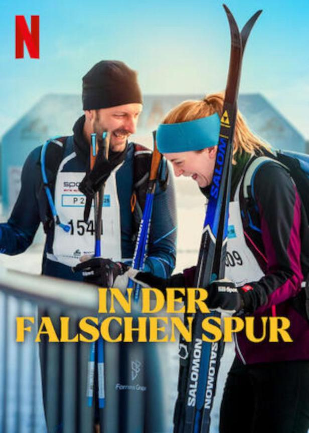 Das Filmplakat für „In der falschen Spur“ zeigt zwei Skilangläufer, die lachen.