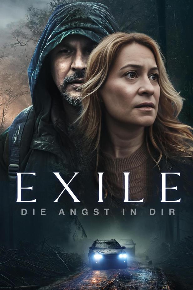 Das Filmplakat für „Exile: Die Angst in Dir“ zeigt eine Frau und einen Mann vor einer dunklen Waldlandschaft.