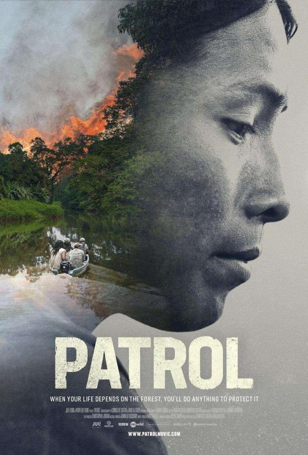 Das Filmplakat für „Patrol“ zeigt ein Gesicht und ein Boot auf einem Fluss, während im Hintergrund ein Wald brennt.