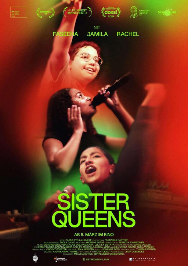 Das Filmplakat für „Sister Queens“ zeigt drei junge Frauen, die singen oder sprechen.