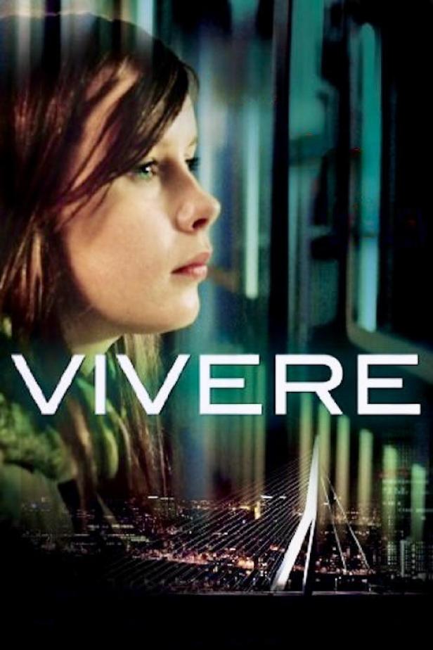 Das Filmplakat für „Vivere“ zeigt eine Frau vor einer nächtlichen Stadtansicht.