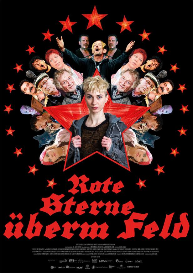 Das Filmplakat für „Rote Sterne überm Feld“ zeigt eine junge Frau vor einem roten Stern, umgeben von weiteren Personen.