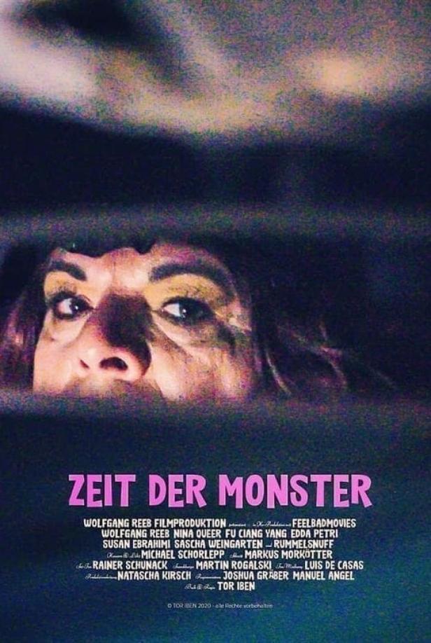 Das Filmplakat für „Zeit der Monster“ zeigt das Gesicht einer Frau, die durch einen Spalt blickt.