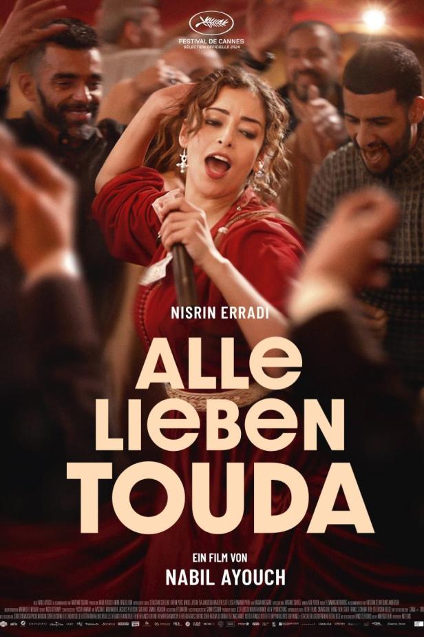 Das Filmplakat für „Alle lieben Touda“ mit Nisrin Erradi am Mikrofon.