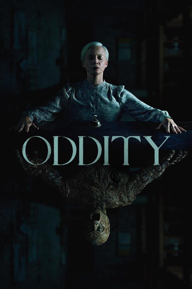Das Filmplakat für „Oddity“ zeigt eine Frau und eine unheimliche Kreatur.
