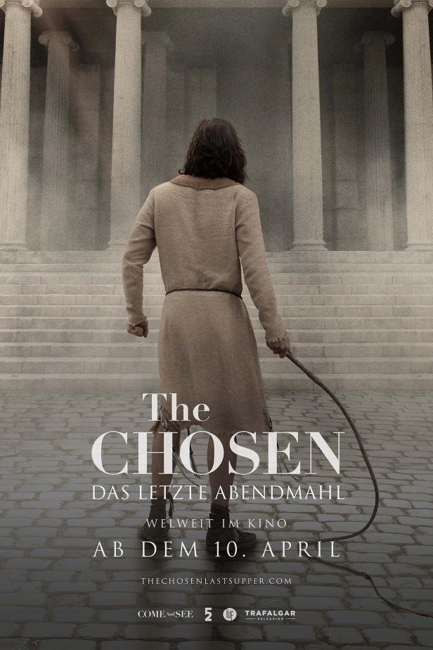 Ein Mann mit einer Peitsche steht vor einem Gebäude im Stil der Antike, Plakat für „The Chosen: Das letzte Abendmahl“.