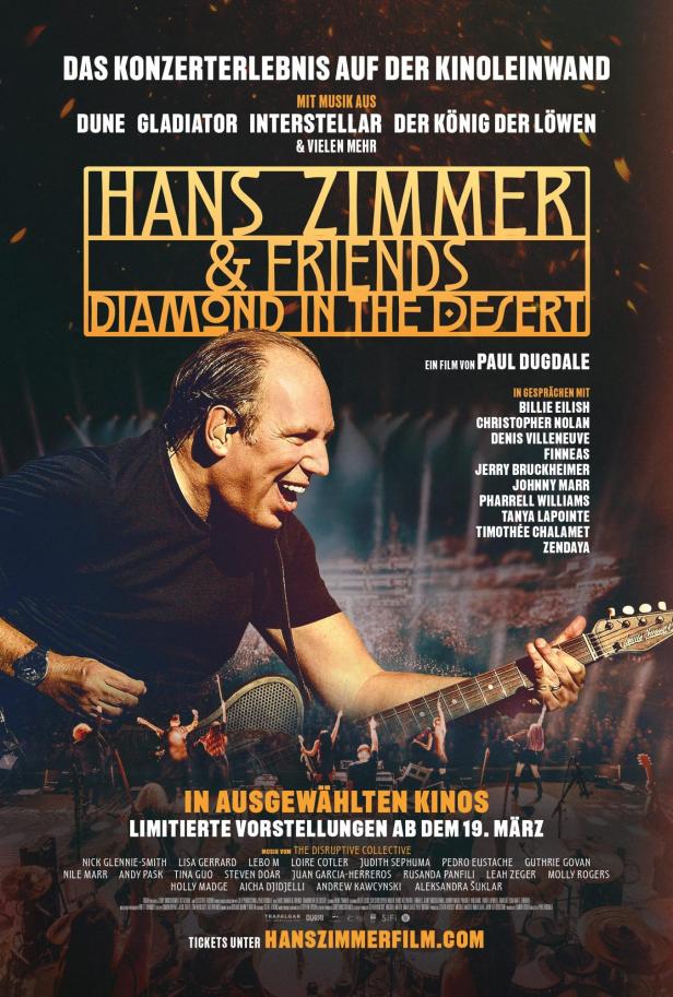 Das Filmplakat für „Hans Zimmer & Friends: Diamond in the Desert“ zeigt Hans Zimmer mit Gitarre.