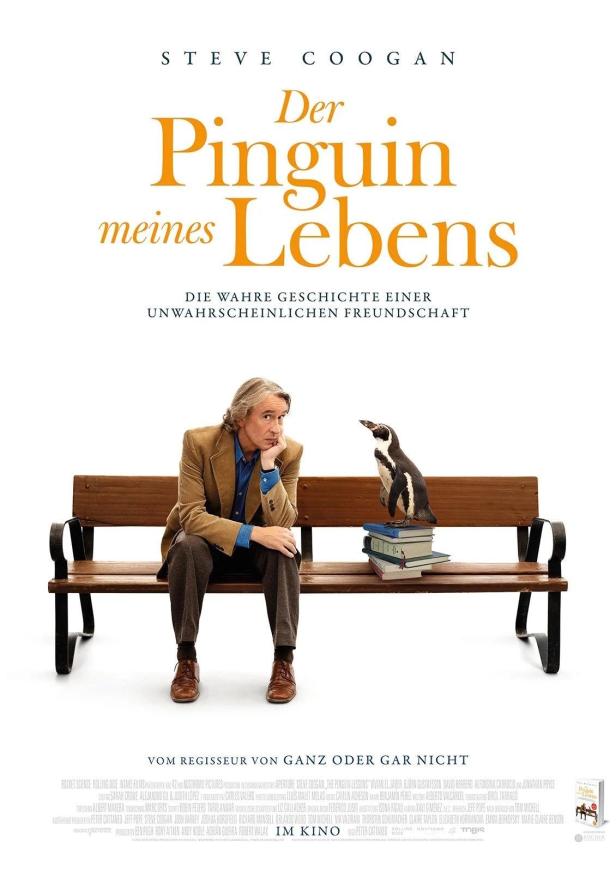 Der Schauspieler Steve Coogan sitzt neben einem Pinguin auf einer Bank, Plakat für „Der Pinguin meines Lebens“.