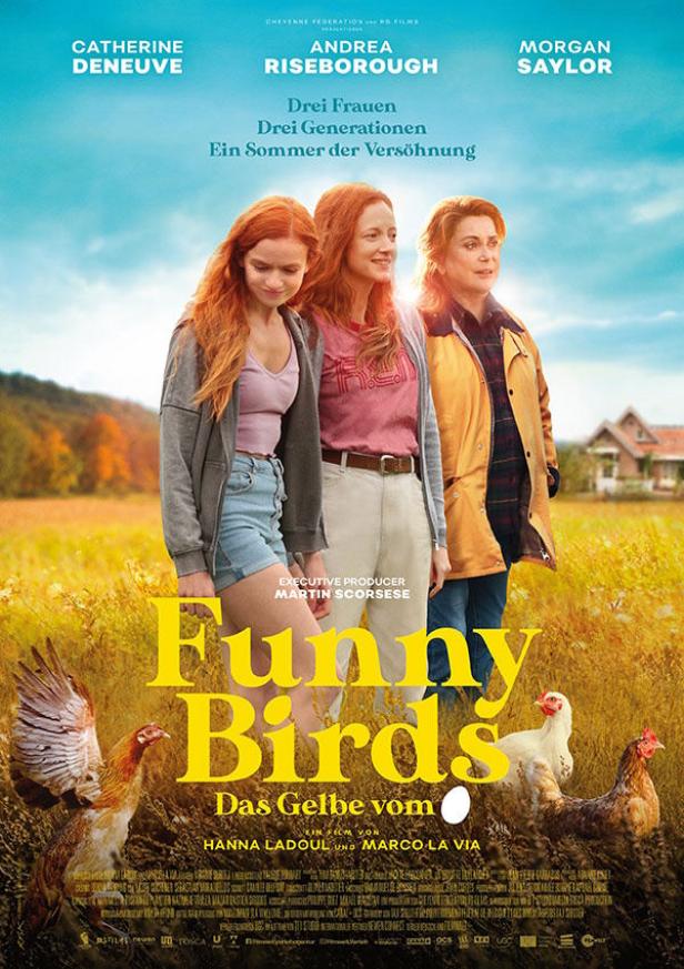 Das Filmplakat zu „Funny Birds“ zeigt drei Generationen von Frauen auf einem Feld.