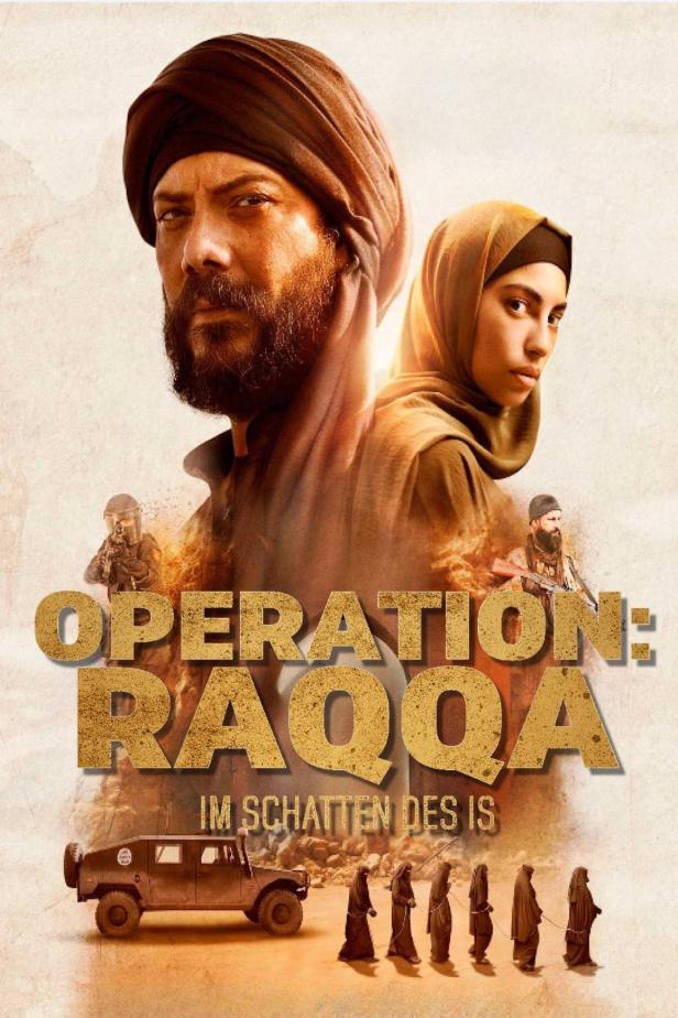 Das Filmplakat für „Operation: Raqqa“ zeigt einen Mann und eine Frau vor einer Wüstenlandschaft.