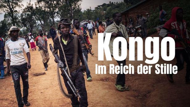 Bewaffnete Männer gehen in einer ländlichen Gegend im Kongo entlang.