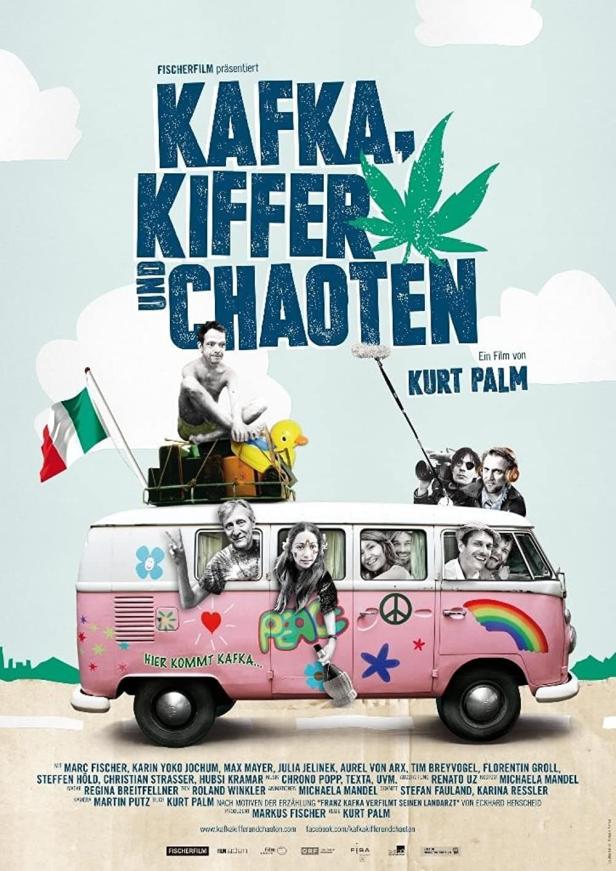 Das Filmplakat zu „Kafka, Kiffer und Chaoten“ zeigt einen pinken VW-Bus mit mehreren Personen.