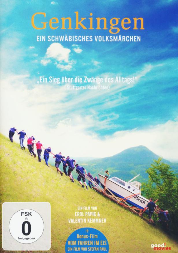 Das Cover des Films „Genkingen – Ein schwäbisches Volksmärchen“ zeigt Menschen, die ein Boot einen Hügel hochziehen.