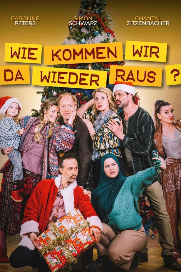 Das Filmplakat für „Wie kommen wir da wieder raus?“ zeigt eine Gruppe von Menschen vor einem Weihnachtsbaum.
