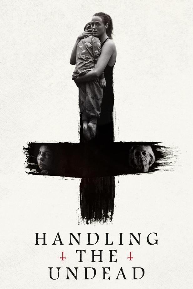 Eine Frau hält ein Kind im Arm, über einem schwarzen Kreuz mit zwei Gesichtern, Filmposter „Handling the Undead“.