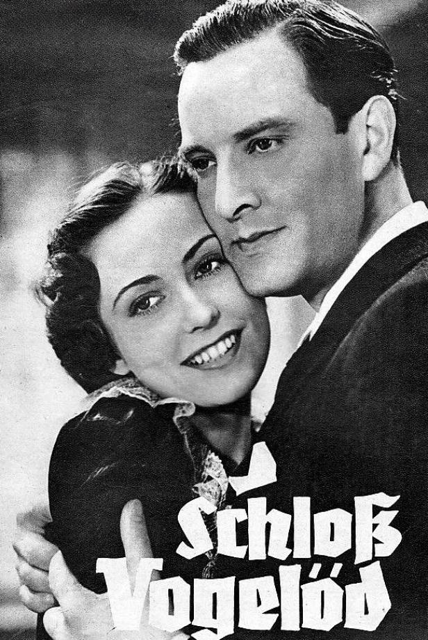 Ein Schwarzweißfoto von einem Paar, das sich umarmt, mit dem Titel „Schloß Vogeloed“ im Vordergrund.