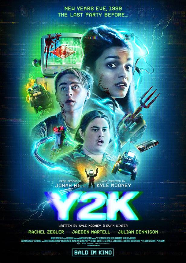 Das Filmplakat für „Y2K“ zeigt drei Teenager vor einem futuristischen, blaugrünen Hintergrund.
