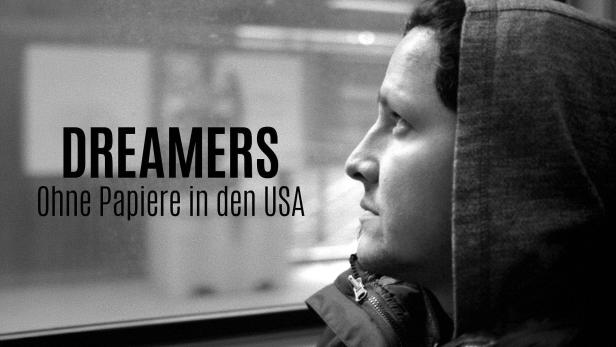 Ein Mann mit Kapuze blickt aus dem Fenster; thematisiert „Dreamers“ ohne Papiere in den USA.