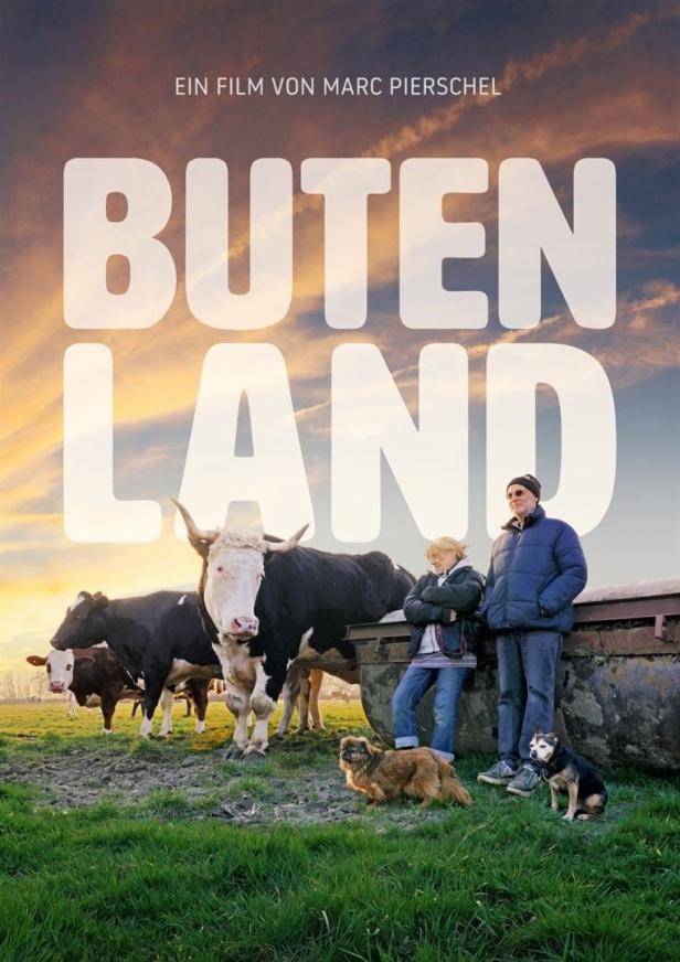 Das Filmplakat für „Butenland“ zeigt Kühe, zwei Menschen und zwei Hunde vor einer ländlichen Kulisse.