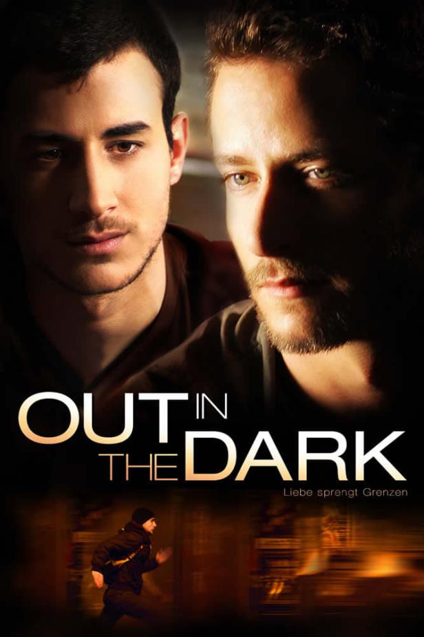 Das Filmplakat für „Out in the Dark“ zeigt zwei Männer und einen Flüchtenden.