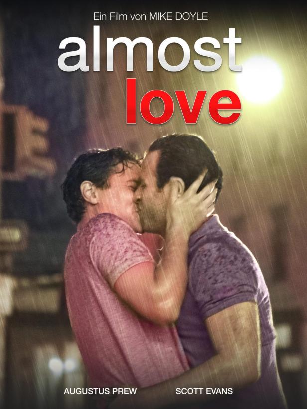 Das Filmplakat für „Almost Love“ zeigt zwei Männer, Augustus Prew und Scott Evans, die sich im Regen küssen.