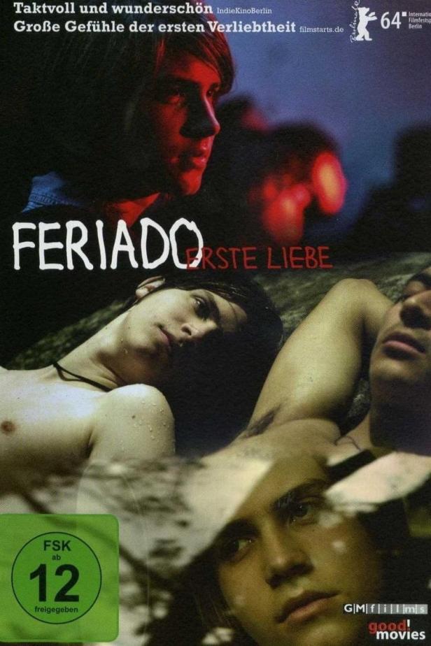 Das Filmplakat für „Feriado – Erste Liebe“ zeigt drei junge Männer.