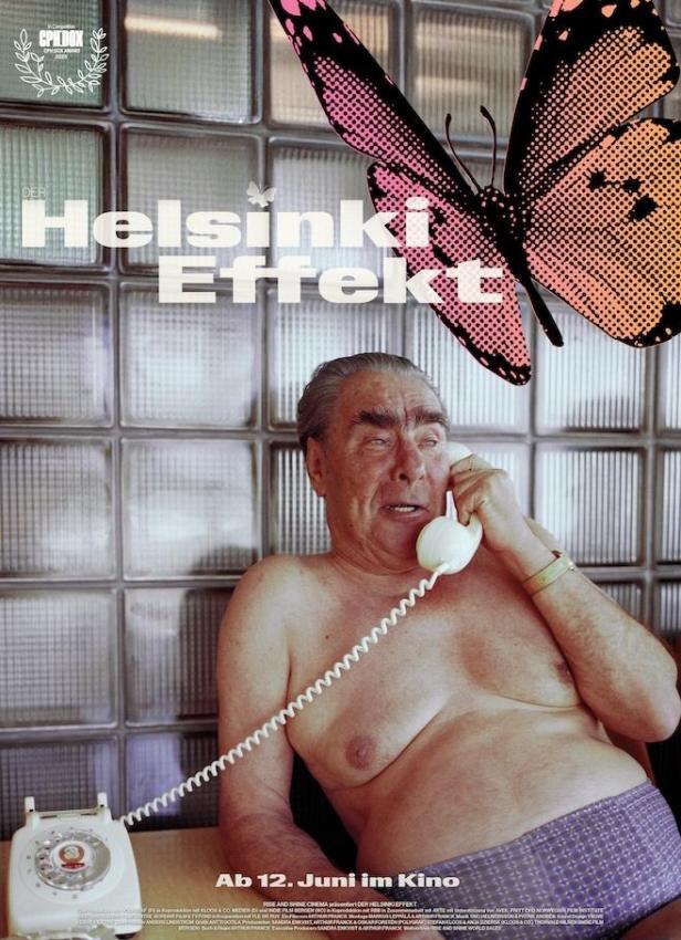 Das Filmplakat zu „Der Helsinki Effekt“ zeigt einen Mann am Telefon und einen Schmetterling.