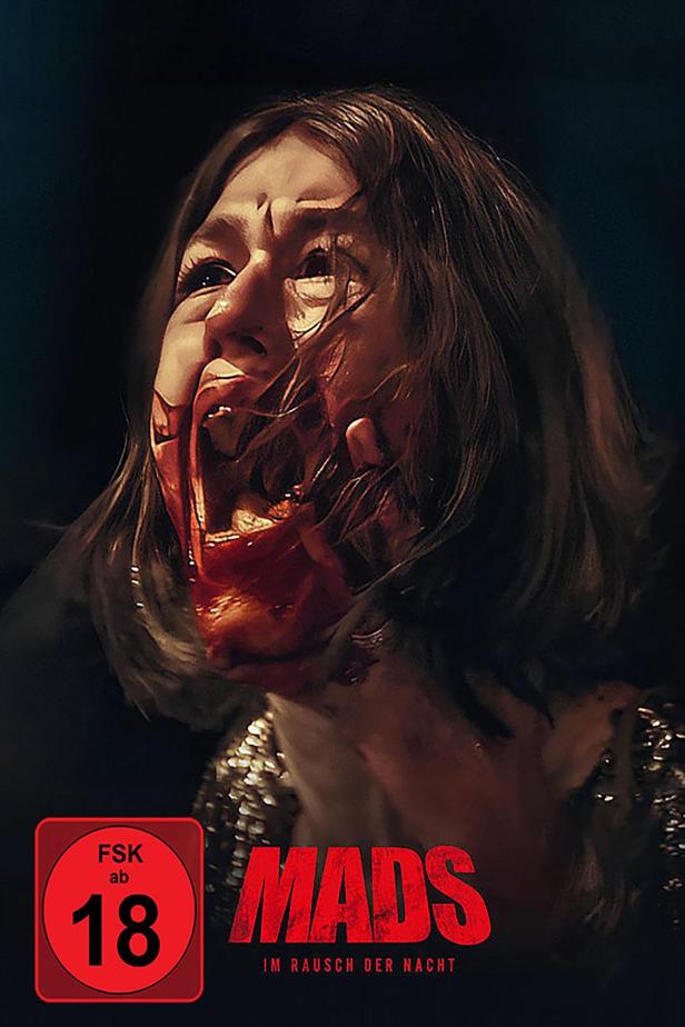 Eine Frau mit blutverschmiertem Gesicht schreit auf dem Filmplakat zu „Mads: Im Rausch der Nacht“.