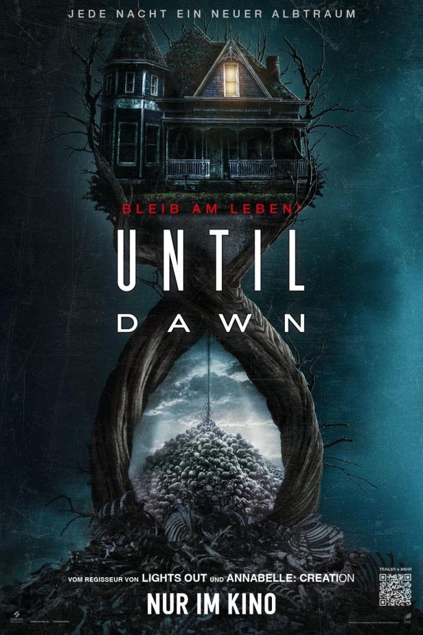 Das Filmplakat für „Until Dawn“ zeigt ein altes Haus, das auf einem Berg aus Schädeln und Knochen steht.