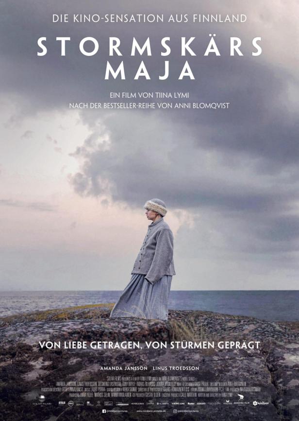 Das Filmplakat für „Stormskärs Maja“ zeigt Amanda Jansson in historischer Kleidung an der Küste.