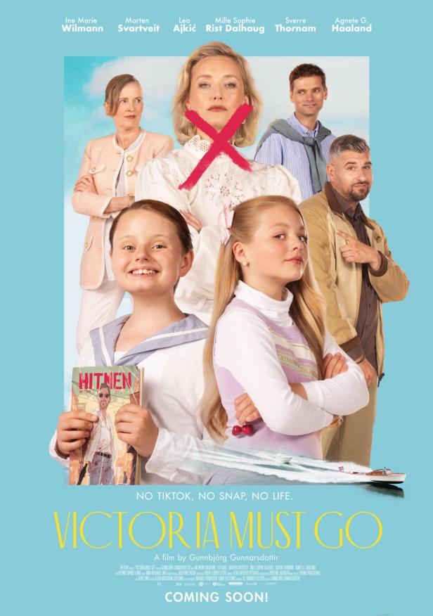 Das Filmplakat zu „Victoria Must Go“ zeigt die Besetzung vor einem hellblauen Hintergrund.