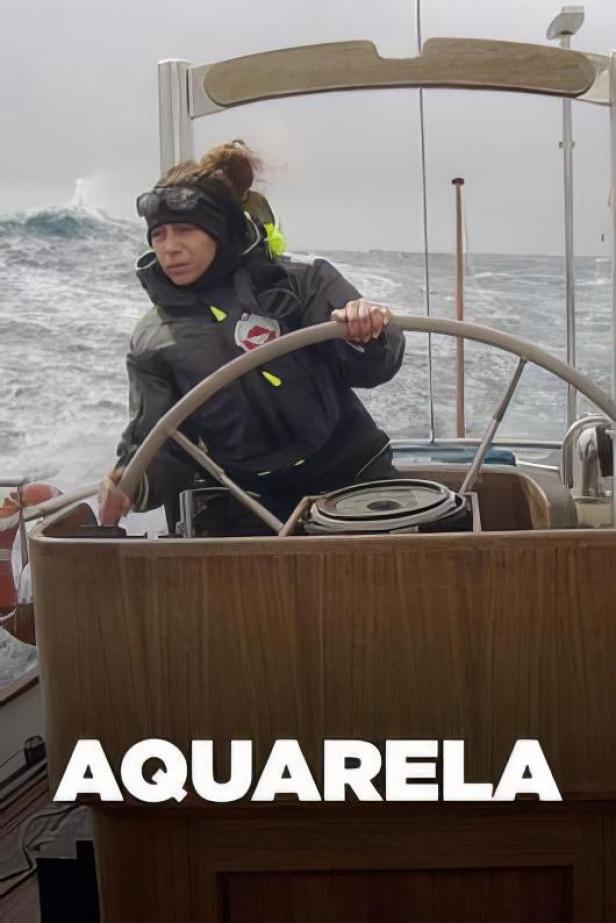 Eine Frau steuert ein Segelboot auf stürmischer See.